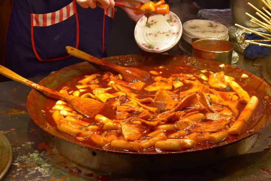 These 30 Traditional Korean Dishes Will Make You So Hungry! 7 A bowl of traditional Korean tteokbokki