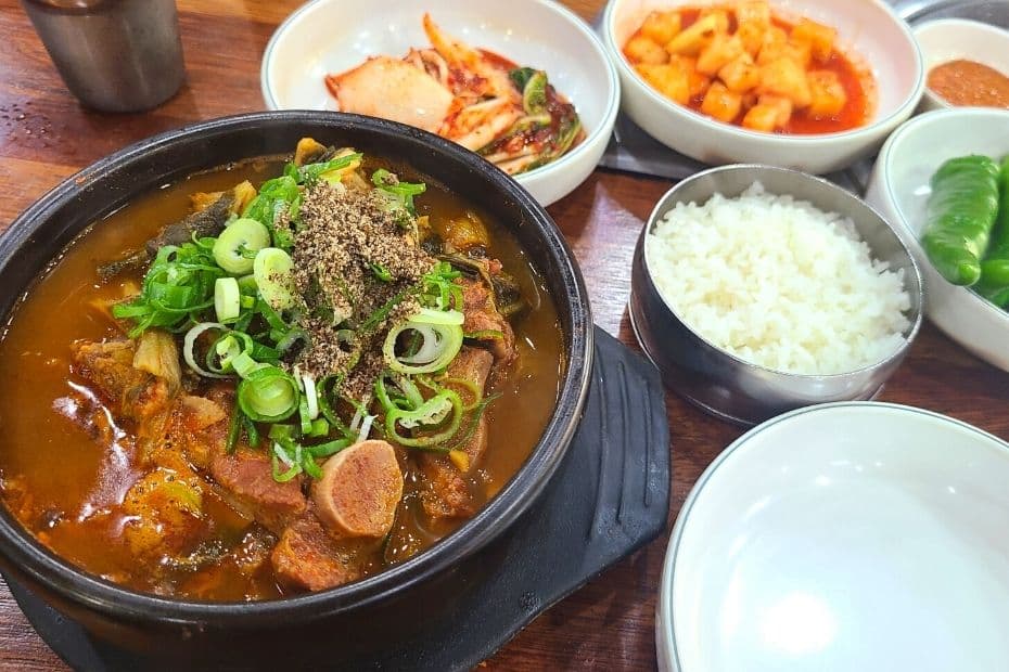 These 30 Traditional Korean Dishes Will Make You So Hungry! 13 Byeo Haejangguk Bone Hangover Soup