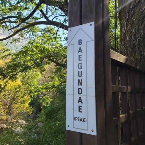 Sign pointing to Baegundae Peak